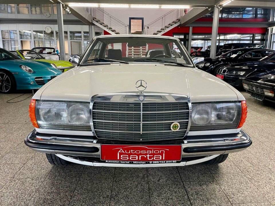Image 2/20 of Mercedes-Benz 230 CE (1982)