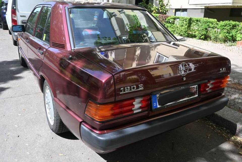 Bild 3/4 von Mercedes-Benz 190 E 1.8 Avantgarde "Rosso" (1993)