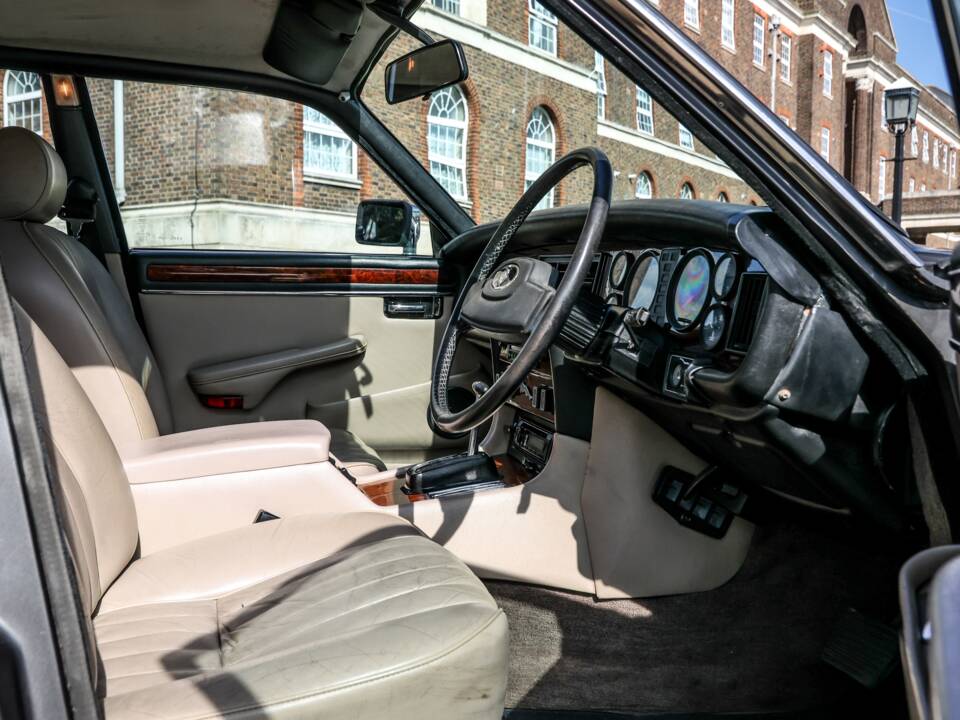 Bild 14/48 von Jaguar XJ 6 4.2 (1985)