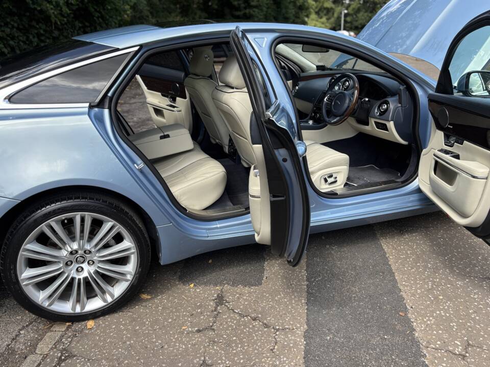 Image 30/50 of Jaguar XJ 5.0 (2011)