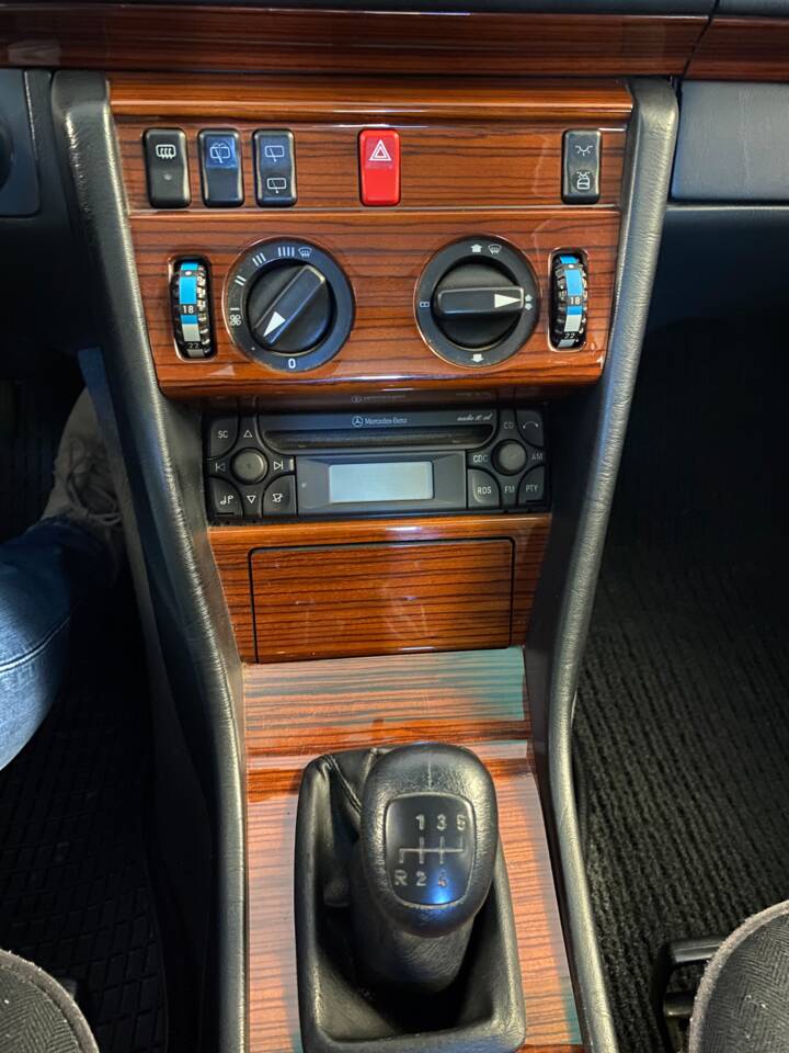Bild 22/33 von Mercedes-Benz E 200 T (1994)