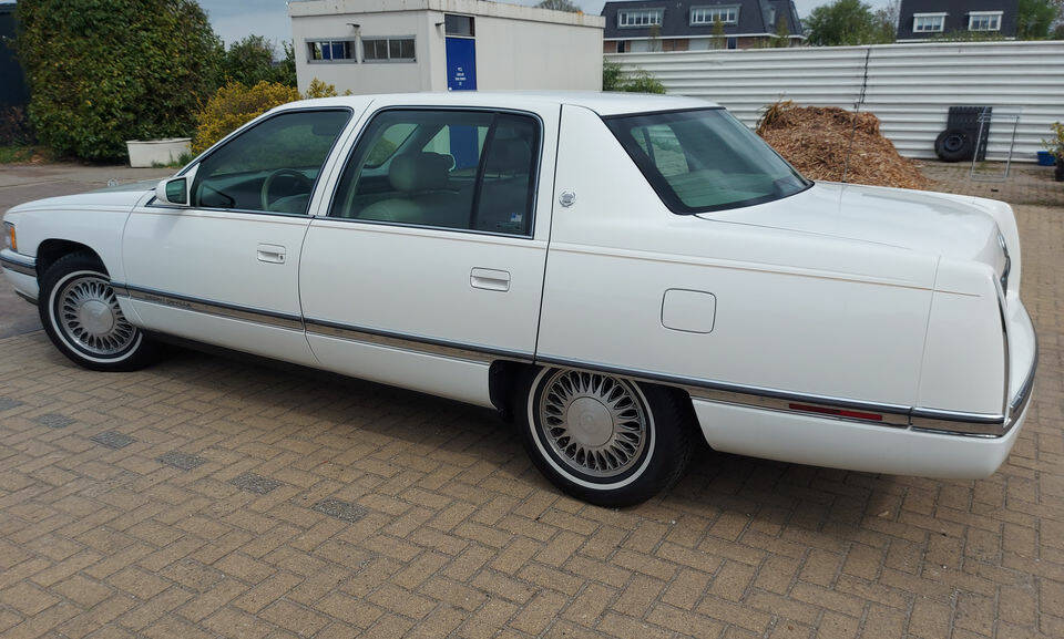Bild 4/8 von Cadillac DeVille Concours (1995)
