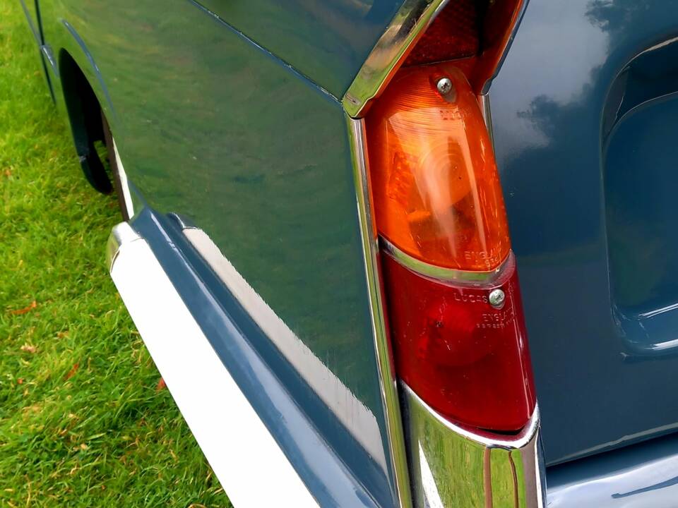 Image 40/93 of Triumph Herald 1200 (1964)