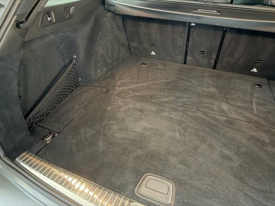 Image 30/32 of Mercedes-Benz E 200 d (2020)