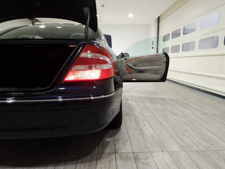 Immagine 13/15 di Mercedes-Benz CLK 320 (2002)