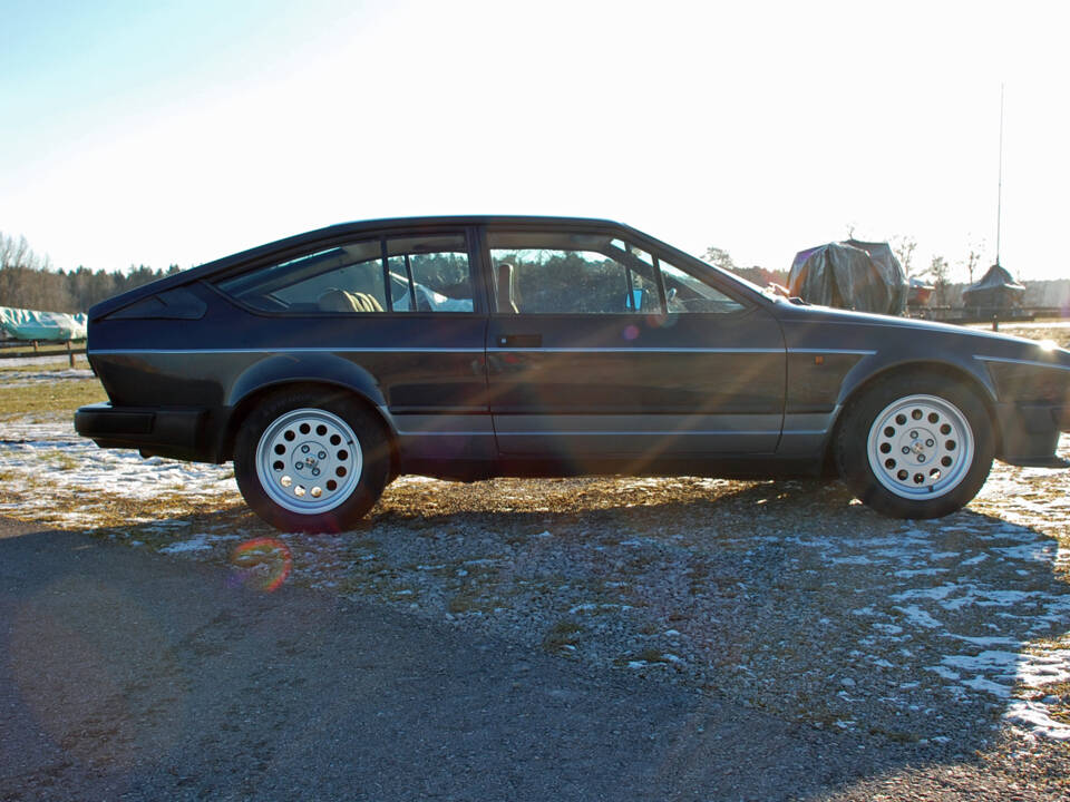 Image 2/49 of Alfa Romeo GTV 2.0 (1985)