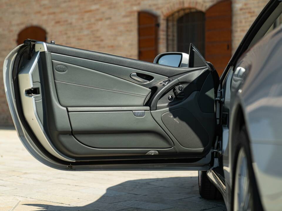 Image 38/50 of Mercedes-Benz SL 350 (2005)