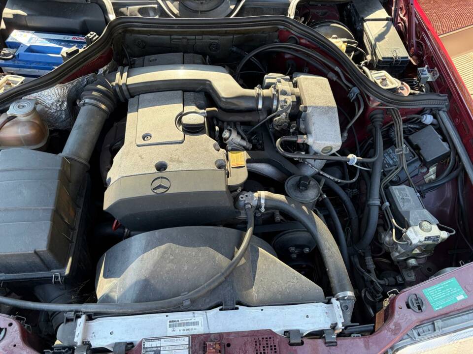 Image 35/50 of Mercedes-Benz E 200 (1993)