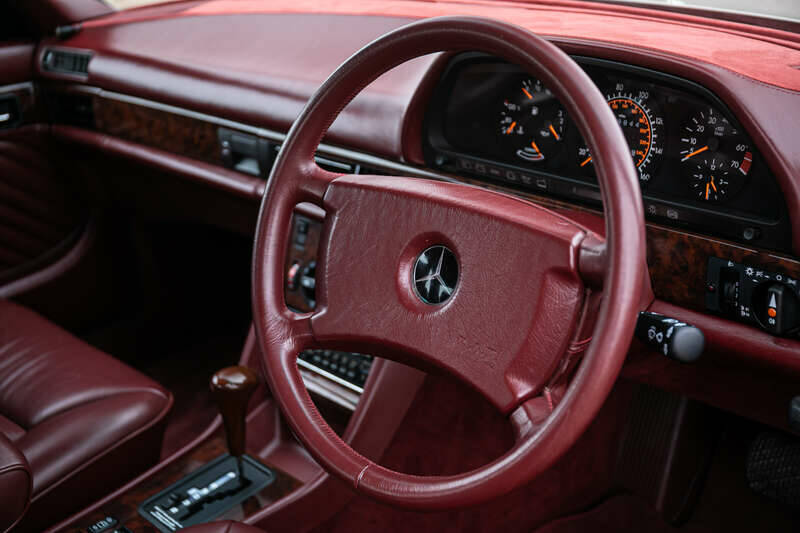 Image 39/50 of Mercedes-Benz 300 SE (1990)