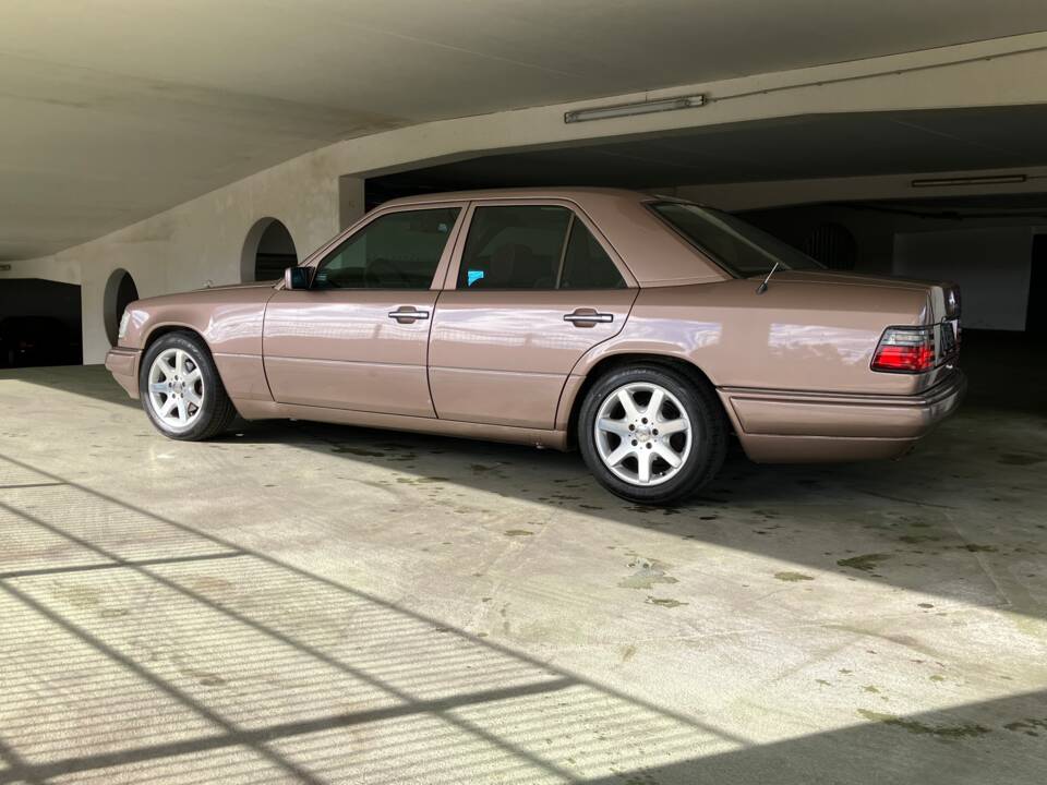 Afbeelding 4/9 van Mercedes-Benz E 220 (1994)
