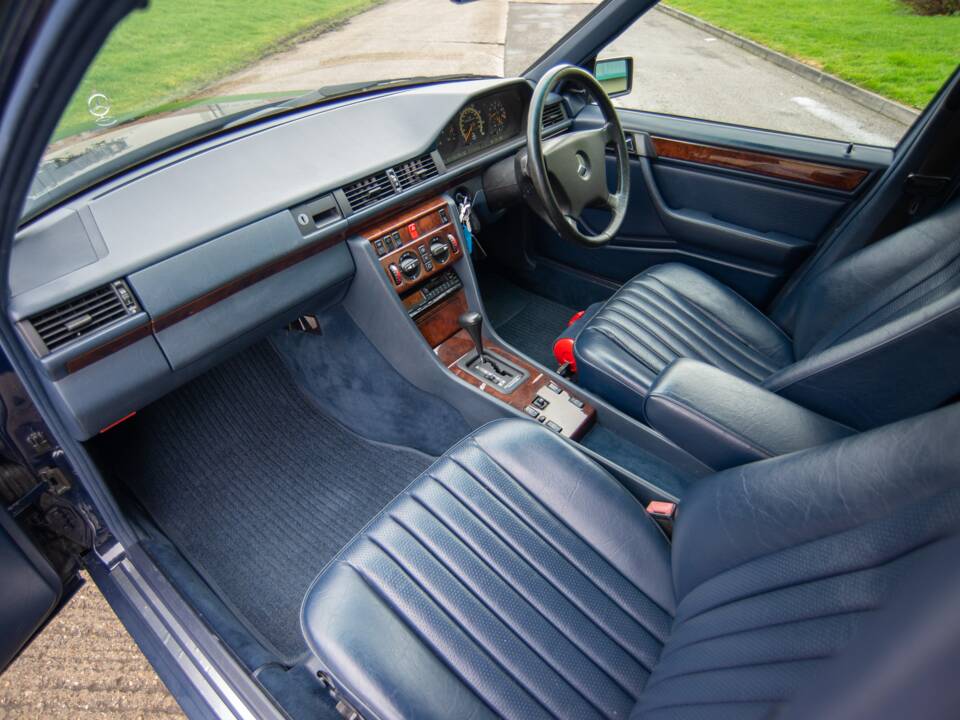 Bild 12/26 von Mercedes-Benz 300 TE (1992)