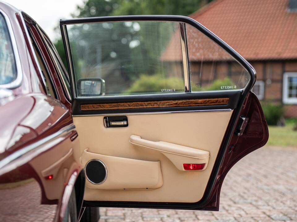 Bild 39/46 von Jaguar XJ 12 (1991)