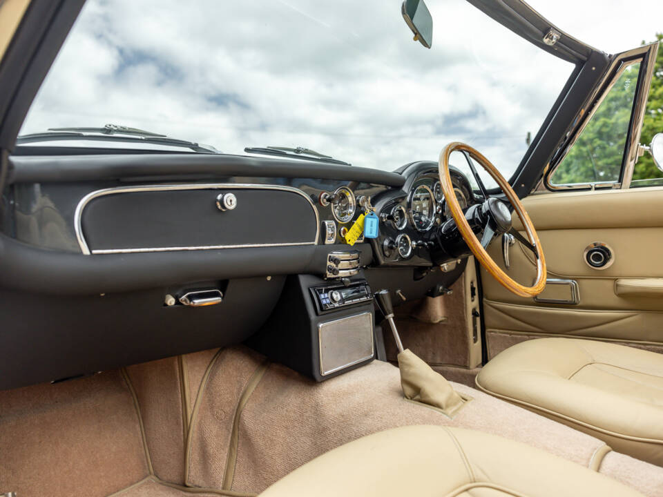 Immagine 46/57 di Aston Martin DB 6 Volante (1969)