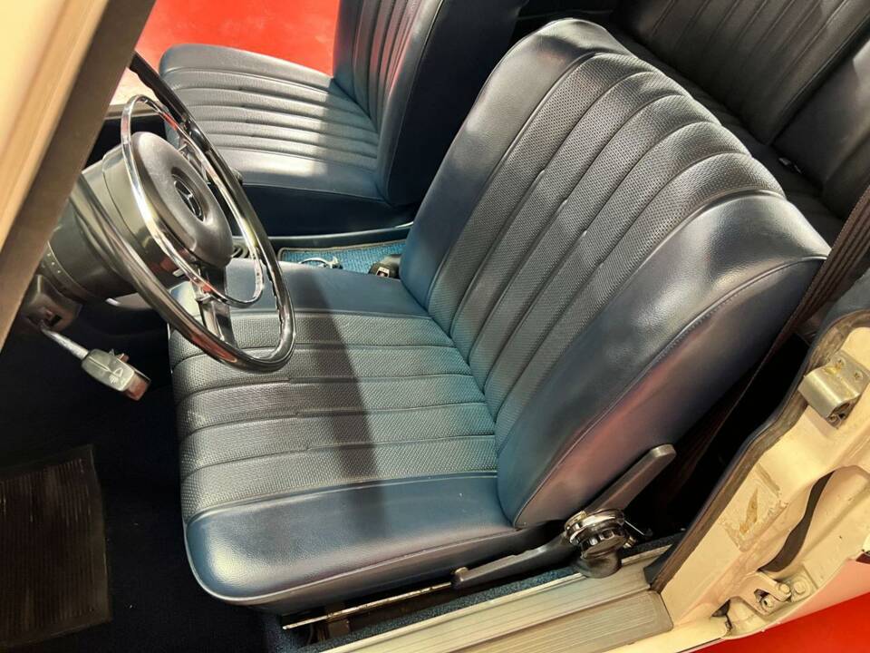 Bild 11/46 von Mercedes-Benz 220 D (1972)