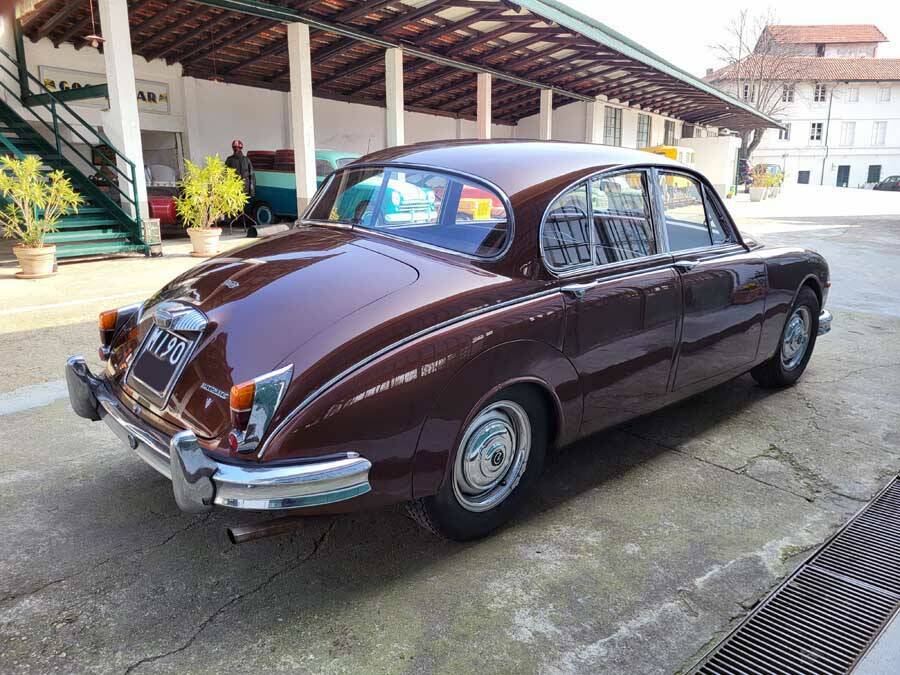 Image 9/42 of Jaguar Mk II 2.4 (1964)