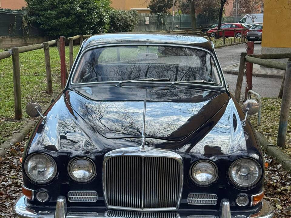 Image 2/51 of Jaguar 420 (1967)