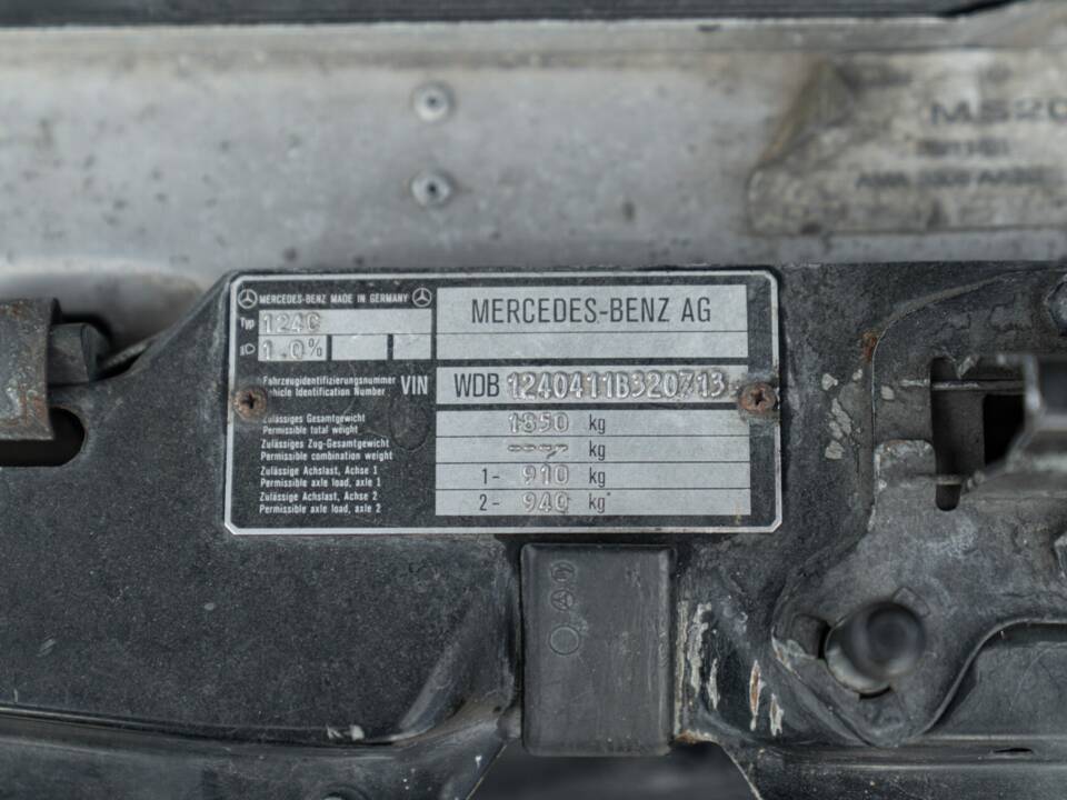 Bild 43/48 von Mercedes-Benz 200 CE (1990)