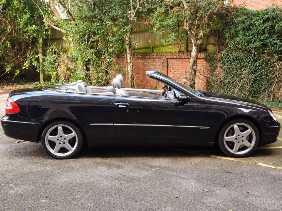 Image 11/49 of Mercedes-Benz CLK 500 (2004)