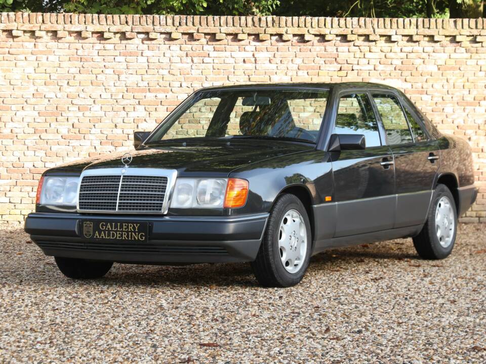 Image 16/50 of Mercedes-Benz 200 E (1992)