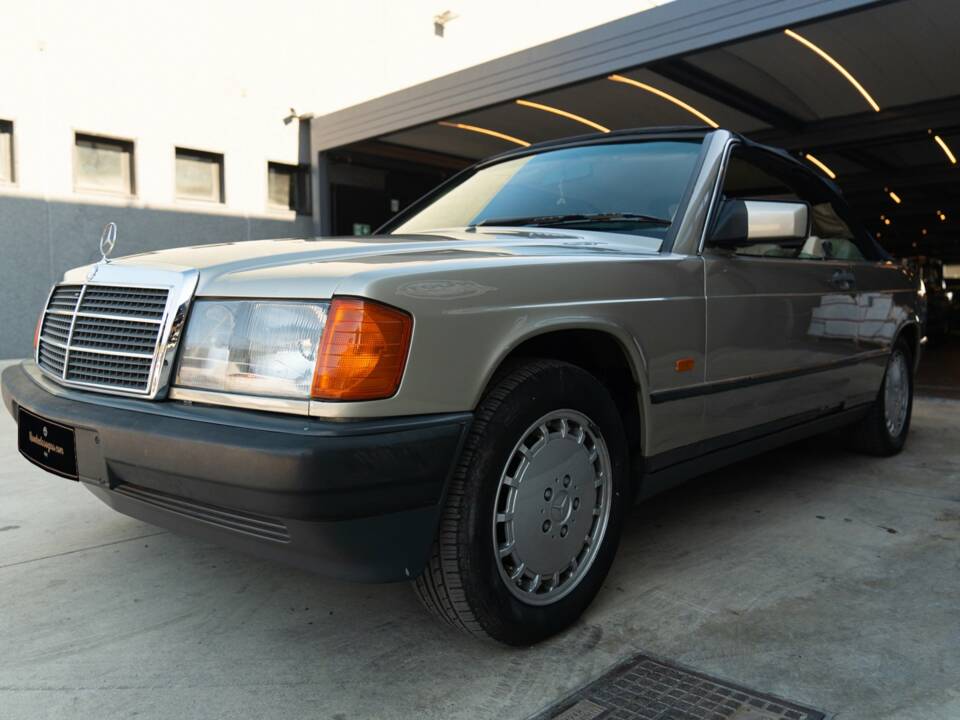 Image 1/33 of Mercedes-Benz 190 E (1989)