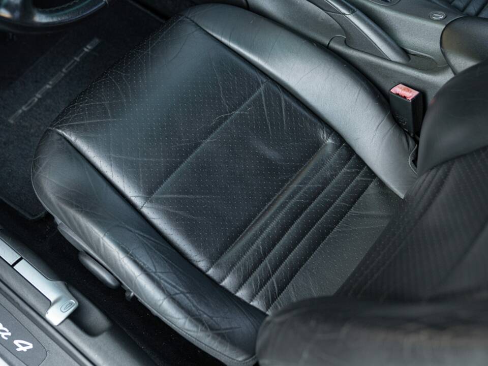 Image 25/50 of Porsche 911 Carrera 4 (1999)