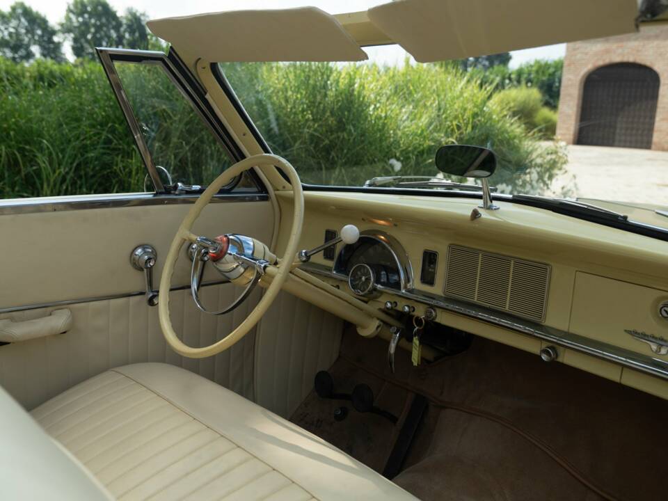 Image 44/50 of Studebaker Champion Regal DeLuxe Convertible (1950)