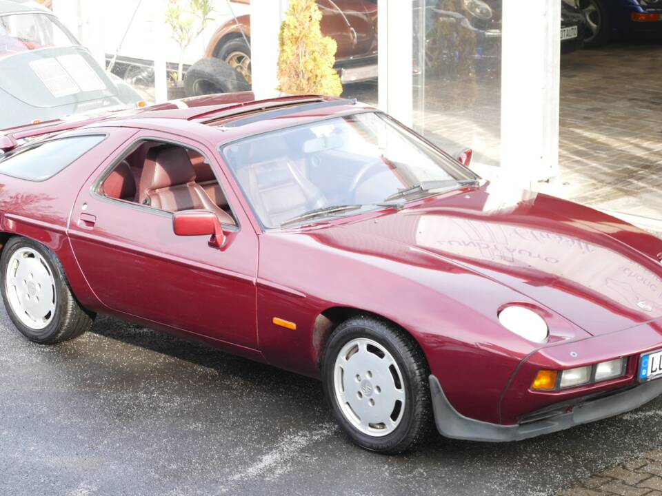 Image 2/18 de Porsche 928 S (1982)