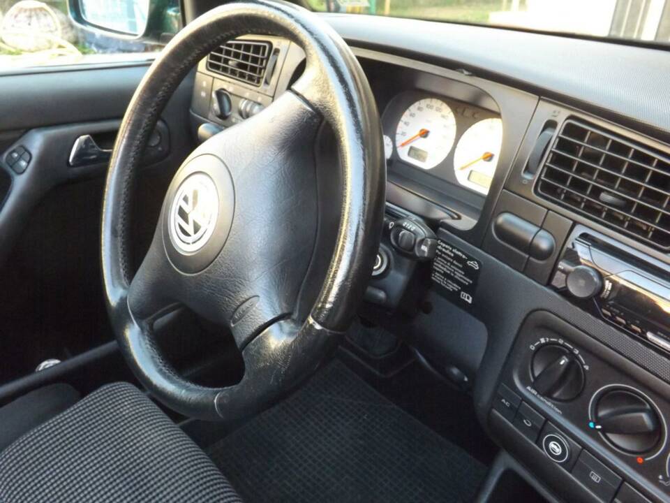 Image 30/50 of Volkswagen Golf III Cabrio 1.6 (1998)
