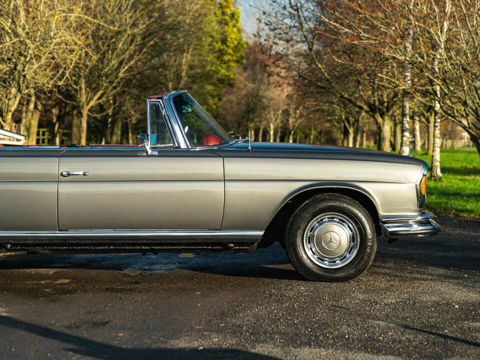 Image 36/50 de Mercedes-Benz 280 SE 3,5 (1971)