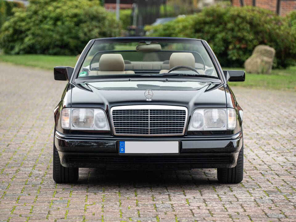 Image 8/83 de Mercedes-Benz E 220 (1996)