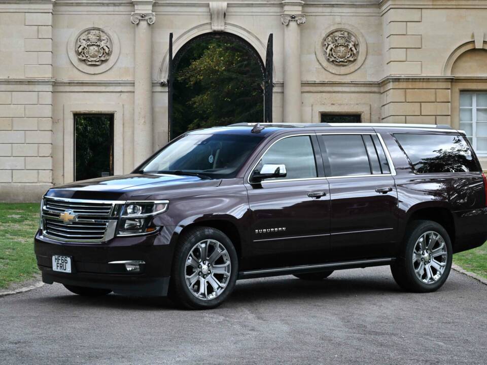 Image 17/50 of Chevrolet Suburban (2017)