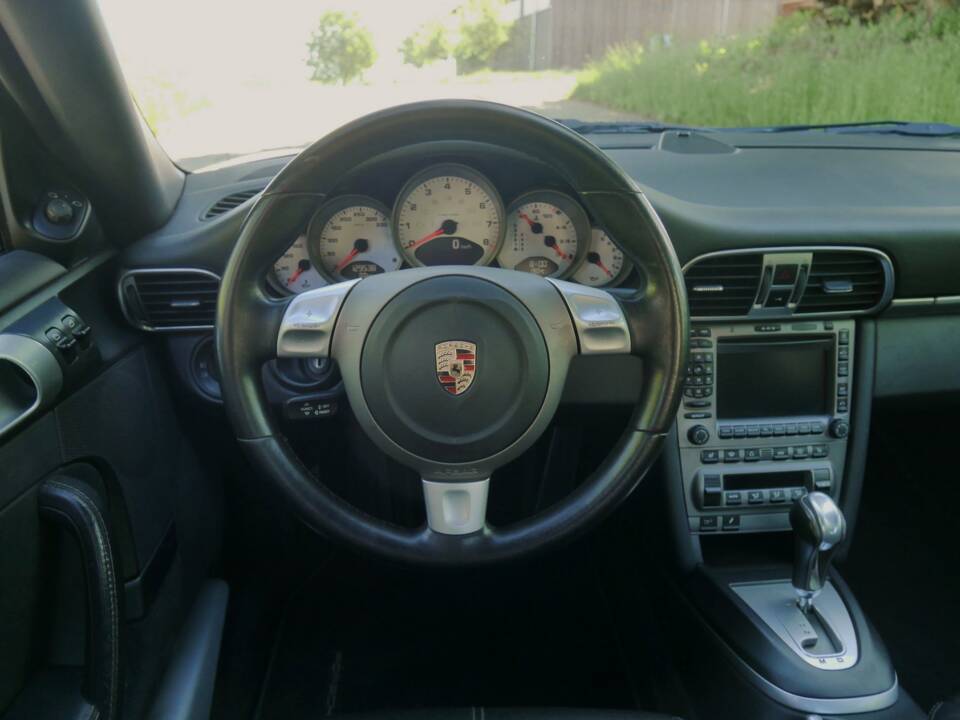 Image 21/33 of Porsche 911 Carrera S (2005)