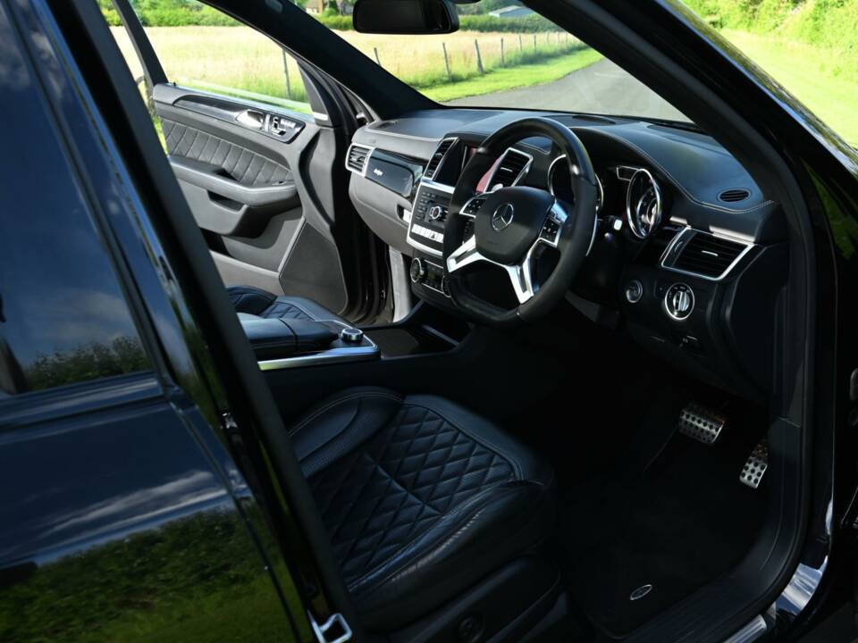 Image 25/49 of Mercedes-Benz ML 63 AMG (2013)
