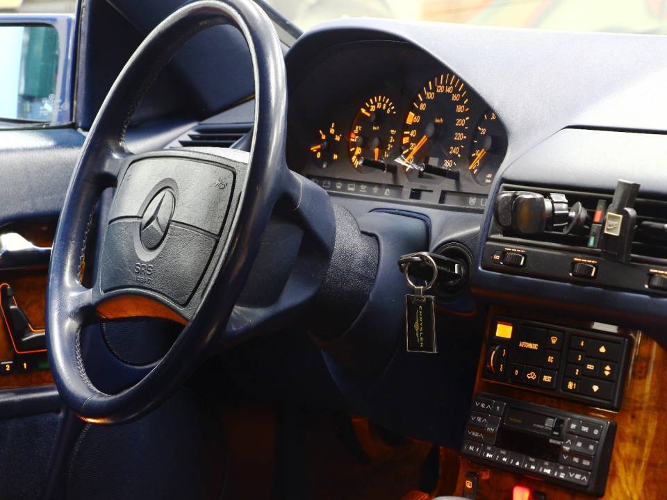 Image 15/32 of Mercedes-Benz 500 SL (1991)