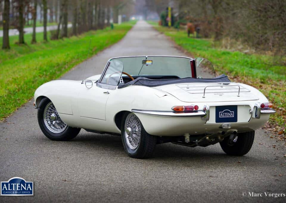 Image 16/45 of Jaguar Type E 4.2 (1966)