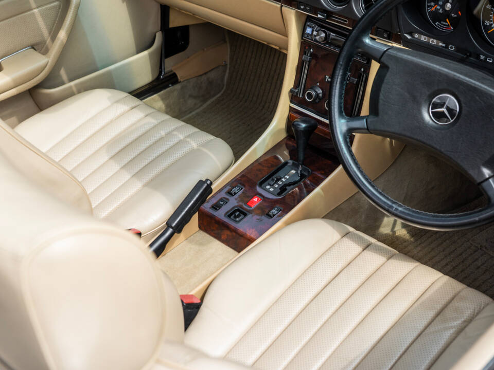 Image 22/59 of Mercedes-Benz 300 SL (1989)