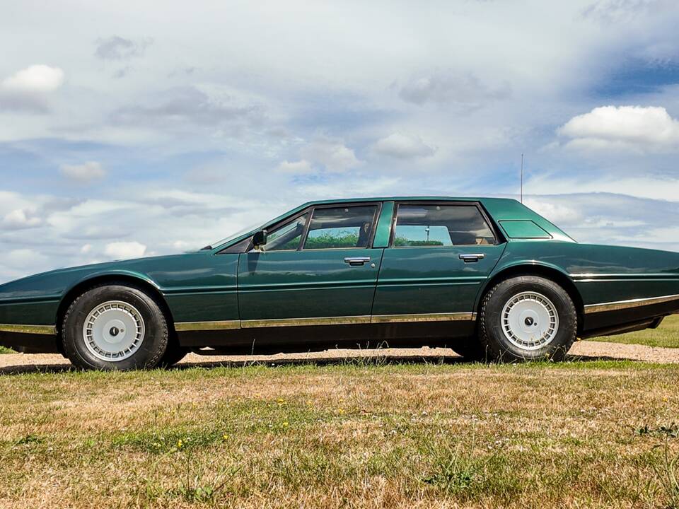 Immagine 15/38 di Aston Martin Lagonda (1981)
