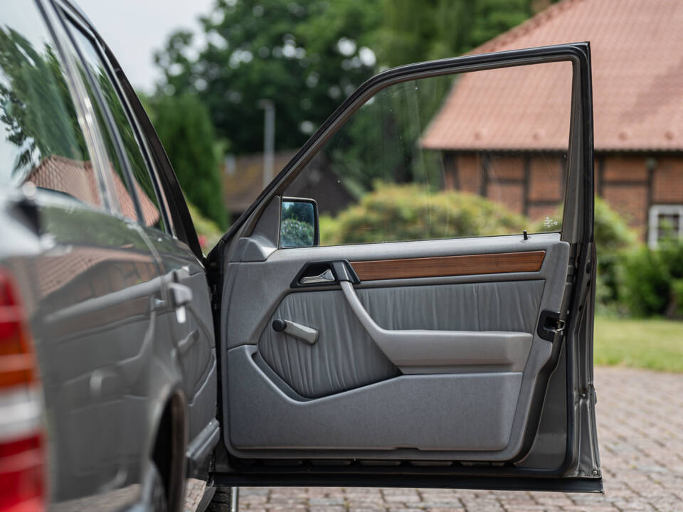 Image 37/66 of Mercedes-Benz 200 TE (1989)