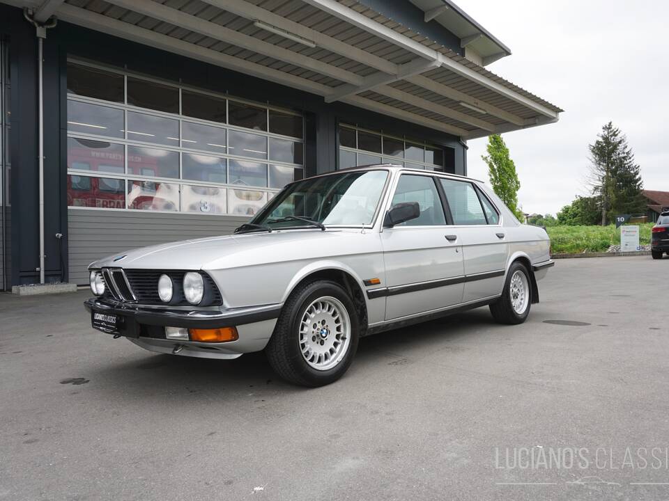 Image 2/59 of BMW 528i (1982)
