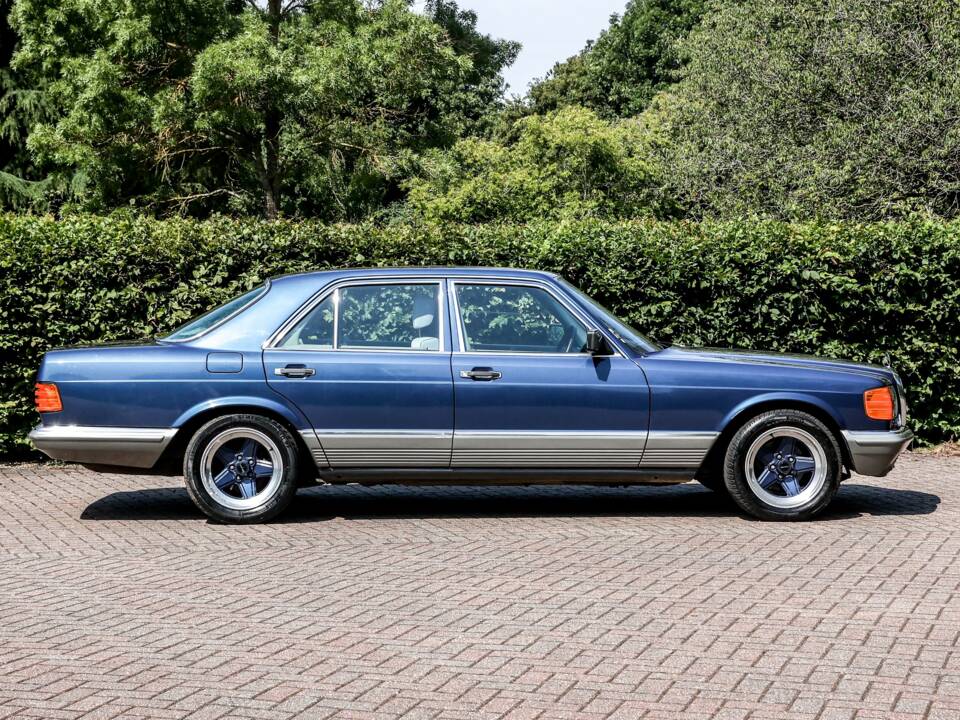 Immagine 2/44 di Mercedes-Benz 500 SE (1985)