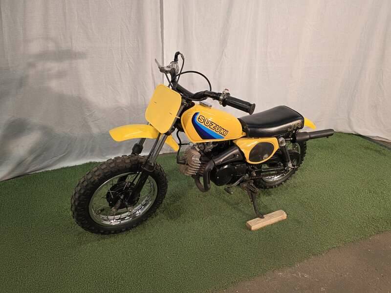 Image 6/10 of Suzuki DUMMY (1982)