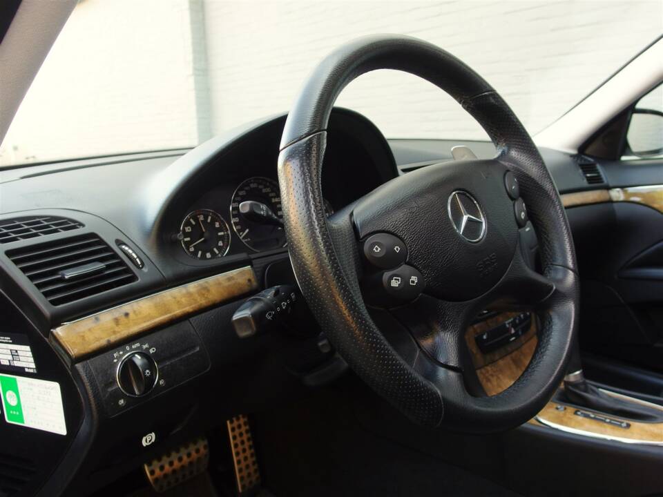 Image 37/98 of Mercedes-Benz E 63 AMG T (2008)