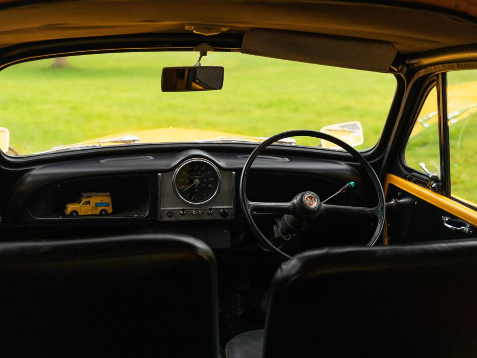 Image 31/50 of Morris Minor Van (1971)