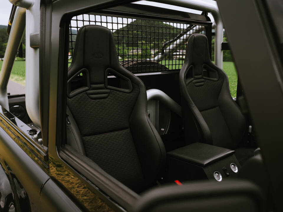 Bild 6/13 von Land Rover Defender SVX (2008)