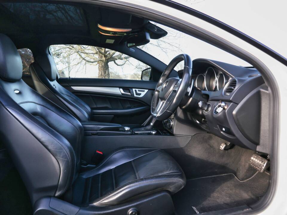 Imagen 25/40 de Mercedes-Benz C 63 AMG (2013)