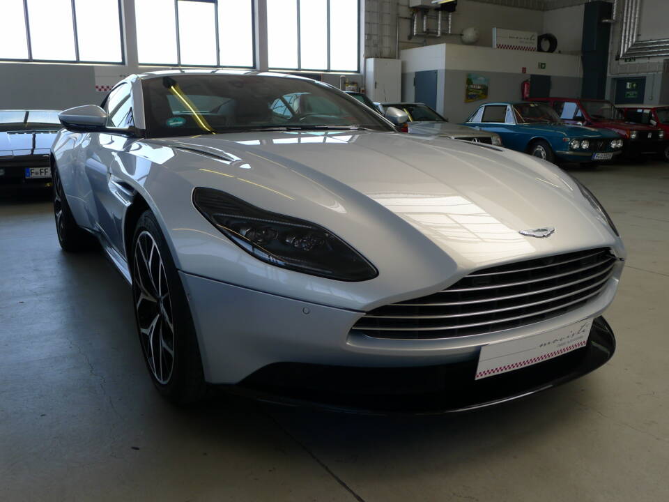 Image 22/37 of Aston Martin DB 11 V12 (2020)