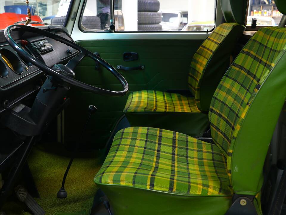 Bild 15/38 von Volkswagen T2b Camper (1974)