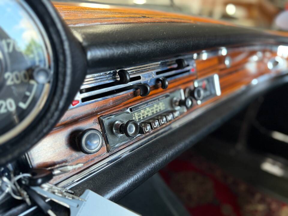 Image 31/39 de Mercedes-Benz 280 SE (1968)