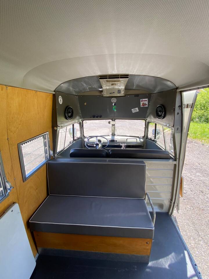Image 13/23 of Volkswagen T1 minibus (1964)