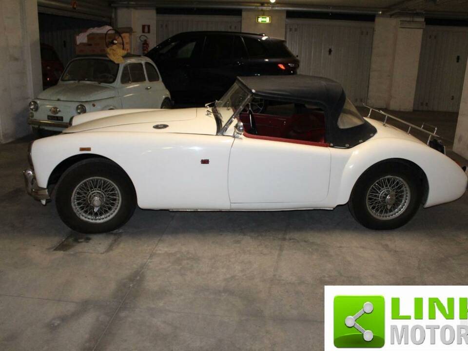 Image 8/10 of MG MGA 1500 (1956)